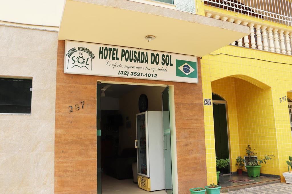 a building with a sign that reads hoke percussion pot skill at Hotel Pousada do Sol in Ubá