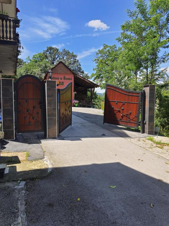 un par de puertas delante de una casa en Kucica u Šumi, en Užice