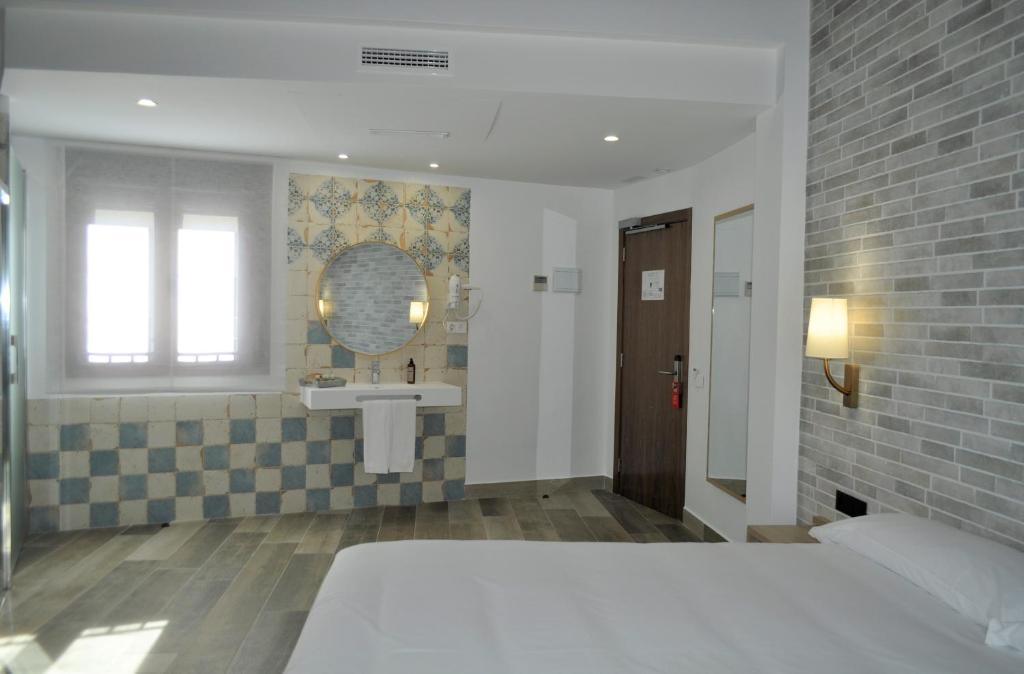 Postel nebo postele na pokoji v ubytování Hostal Restaurante Villa de Brihuega