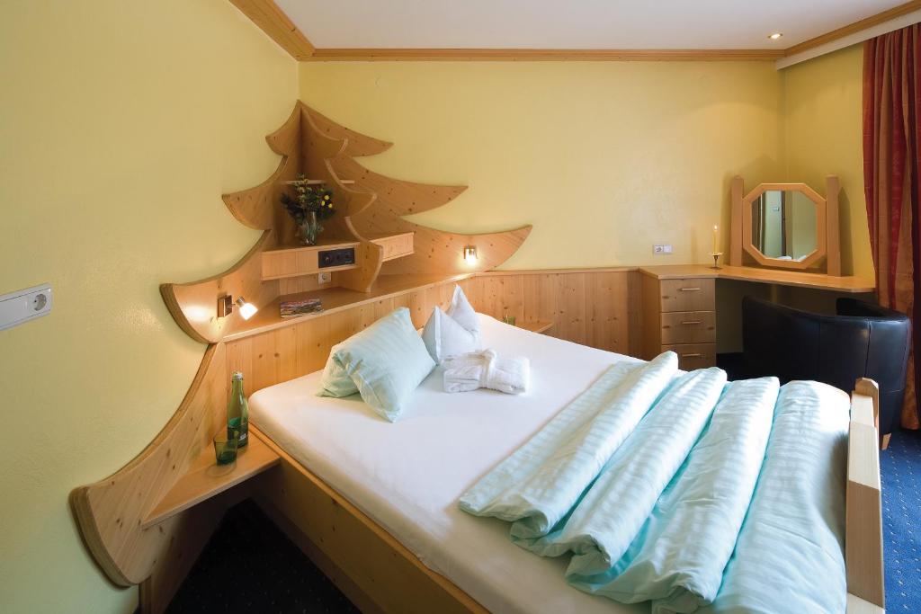 Postel nebo postele na pokoji v ubytování Hotel Achentalerhof
