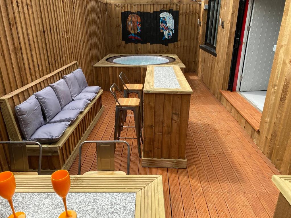 Телевизор и/или развлекательный центр в Mason Street Apartment Sleeps 16