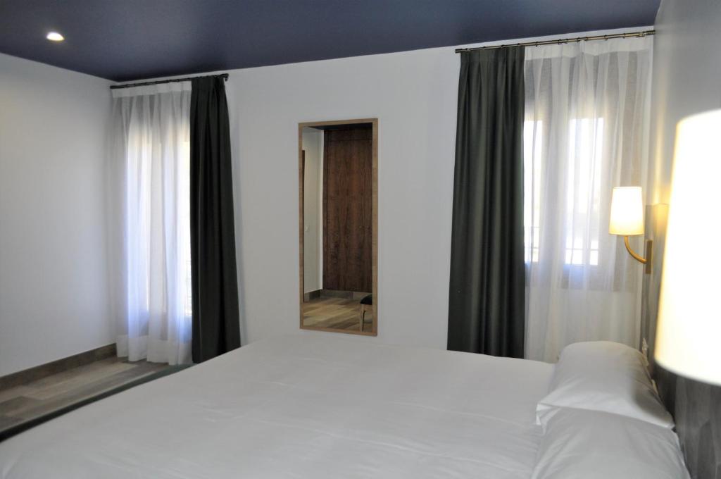 Postel nebo postele na pokoji v ubytování Hostal Restaurante Villa de Brihuega