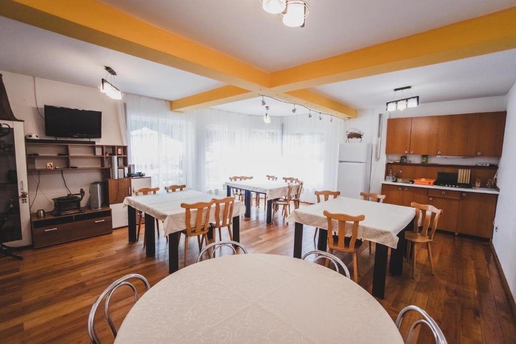 Kuchyň nebo kuchyňský kout v ubytování La Pădure Pensiune-Restaurant