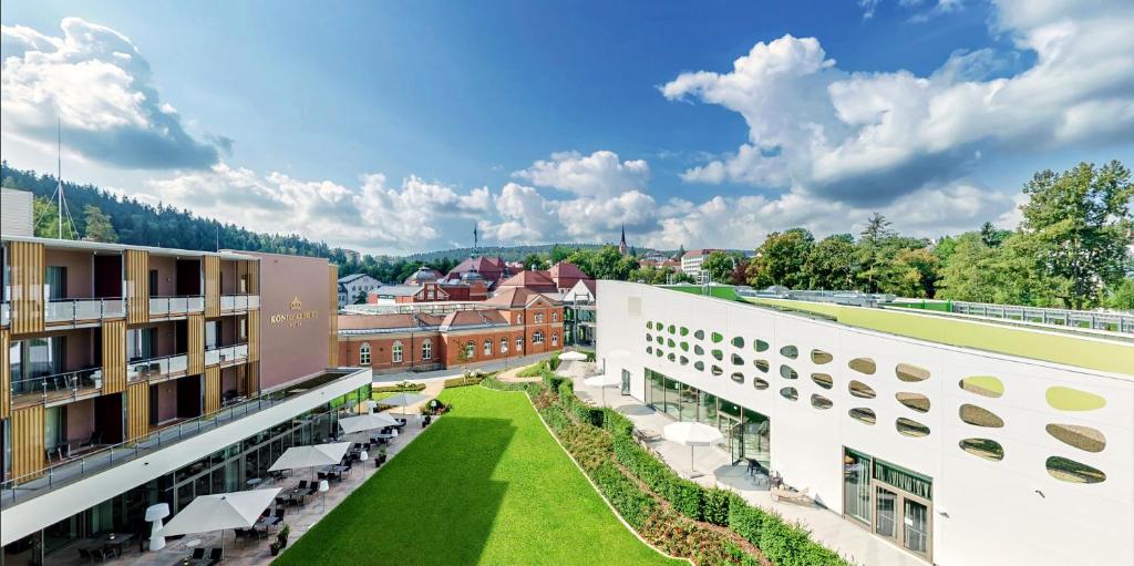 une vue aérienne sur un bâtiment avec une pelouse verte dans l'établissement Hotel König Albert, à Bad Elster