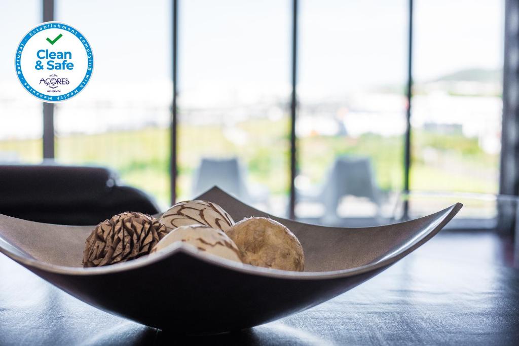 uma tigela de comida sentada em cima de uma mesa em Home at Azores - City View Apartment em Ponta Delgada