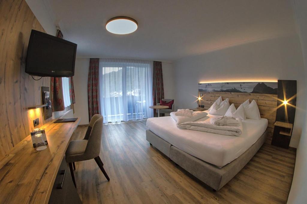 Postel nebo postele na pokoji v ubytování Hotel Achentalerhof