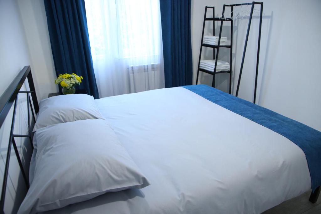 Postel nebo postele na pokoji v ubytování Central Guesthouse Gyumri