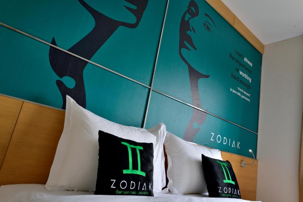 Postel nebo postele na pokoji v ubytování Zodiak MT Haryono by KAGUM Hotels
