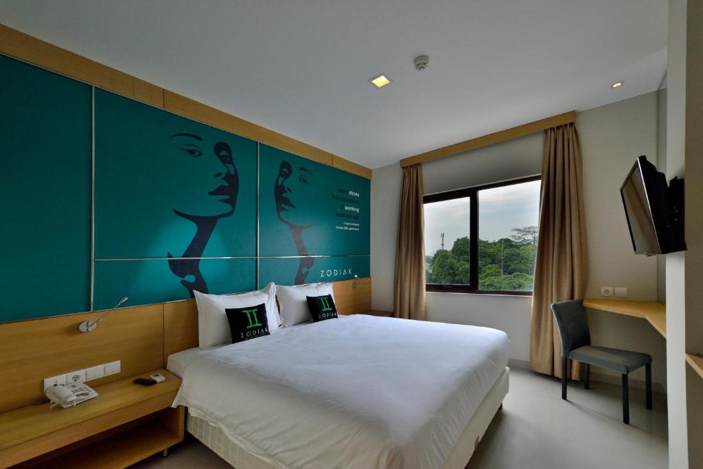 TV a/nebo společenská místnost v ubytování Zodiak MT Haryono by KAGUM Hotels