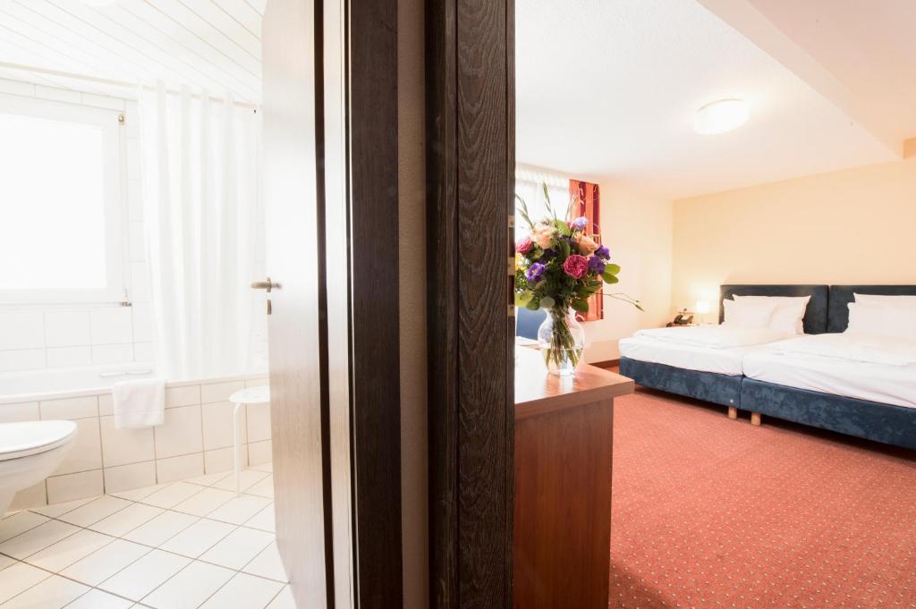 Postel nebo postele na pokoji v ubytování Hotel Traube Rüdesheim