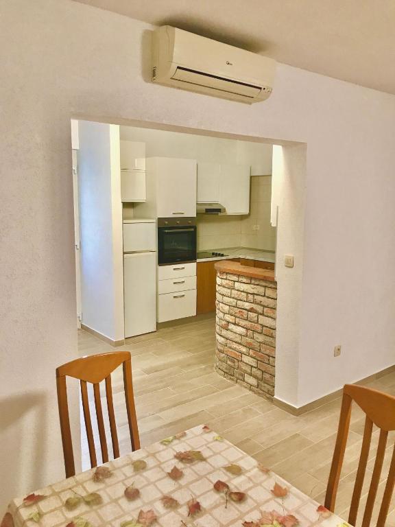 Kuchyňa alebo kuchynka v ubytovaní Apartmani Ružica
