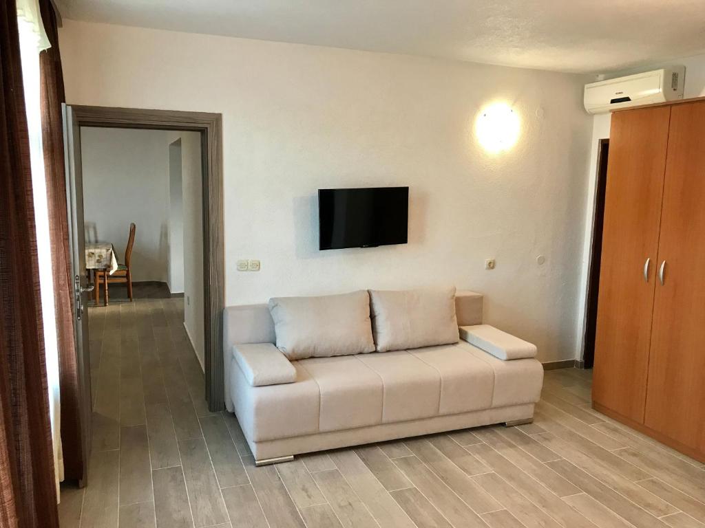 Televízia a/alebo spoločenská miestnosť v ubytovaní Apartmani Ružica