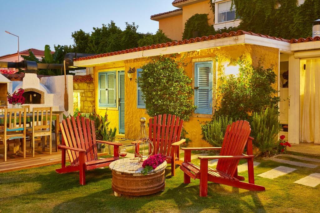 A garden outside Alakapi Hotel & Villas