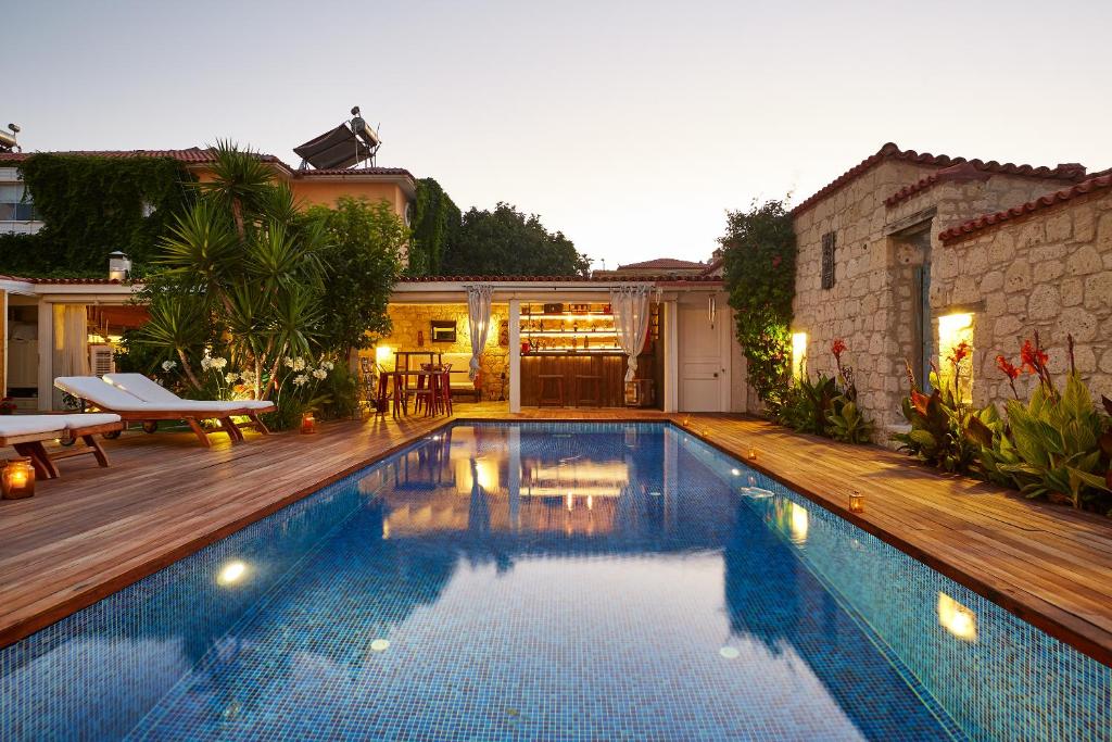The swimming pool at or close to Alakapi Hotel & Villas