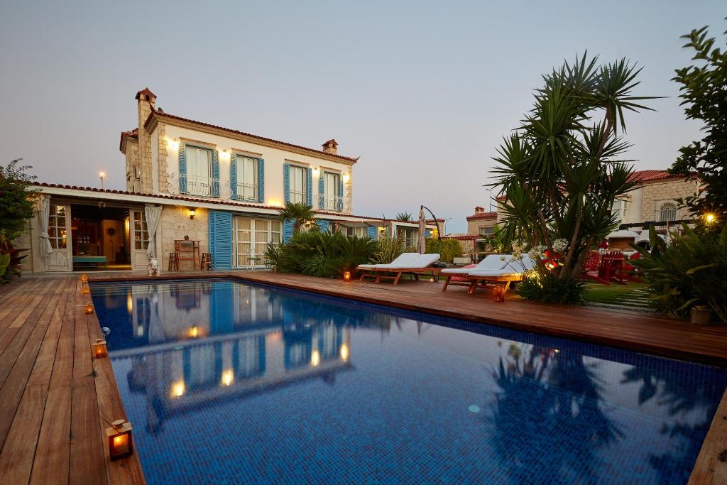 The swimming pool at or close to Alakapi Hotel & Villas