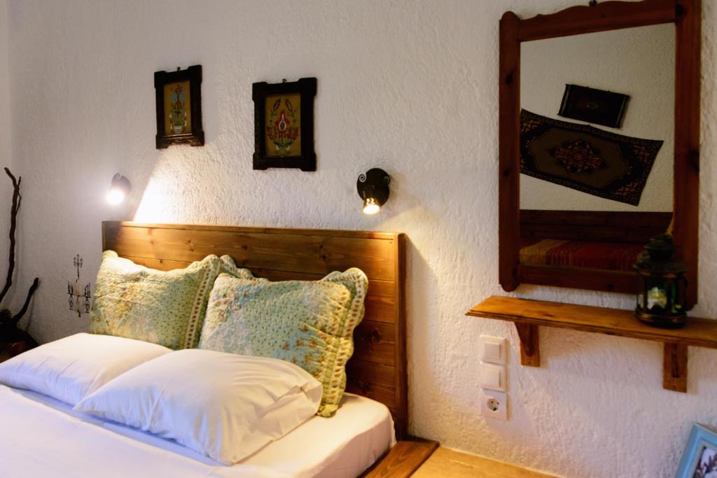 Postel nebo postele na pokoji v ubytování Spiros Rooms