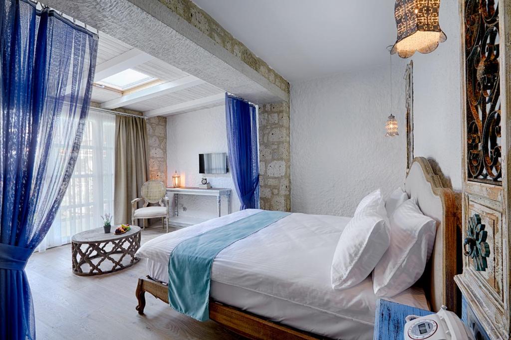 A bed or beds in a room at Alakapi Hotel & Villas