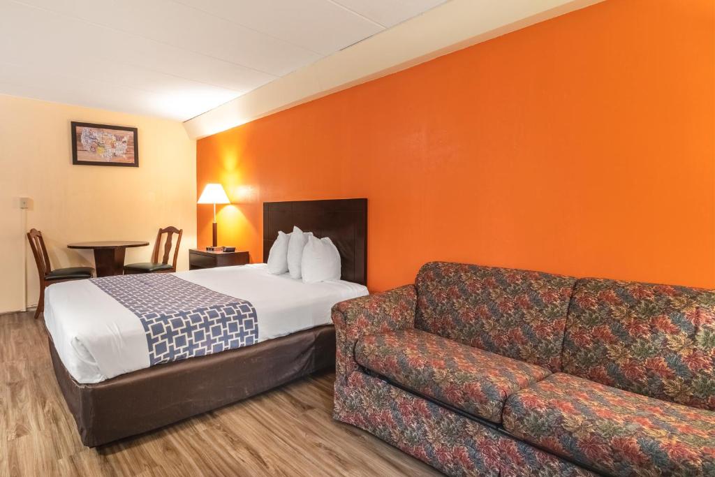 Econo Lodge Inn & Suites Windsor Locks Bradley Airport - Family Suite - Disability Access/Non-Smoking