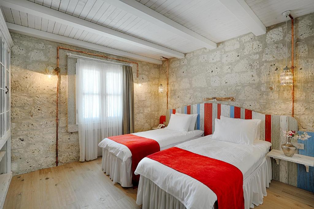 A bed or beds in a room at Alakapi Hotel & Villas