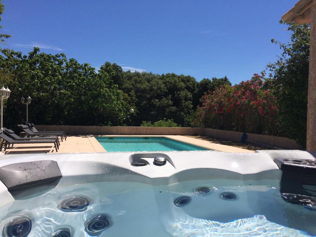 una piscina con jacuzzi en un patio en Castel Mireio, en Cairanne