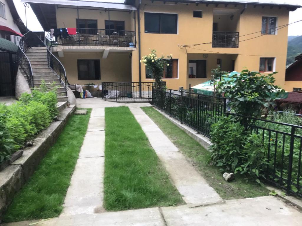 um jardim em frente a uma casa em Vila Alpina Olănești em Băile Olăneşti