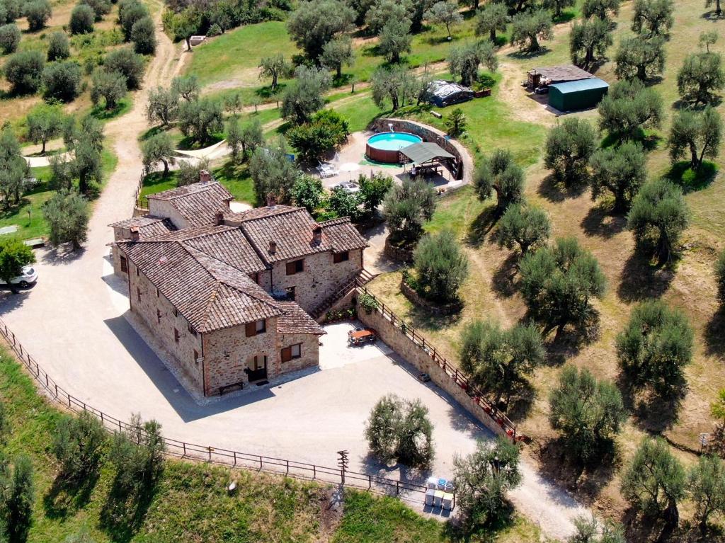 Mugnano的住宿－Casale MilleSoli，享有带庭院的房屋的空中景致