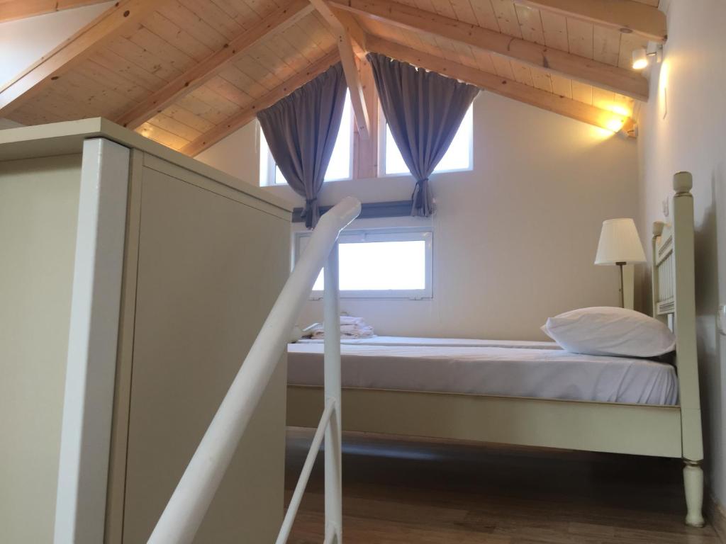 Łóżko lub łóżka w pokoju w obiekcie Aliki Boutique Hotel