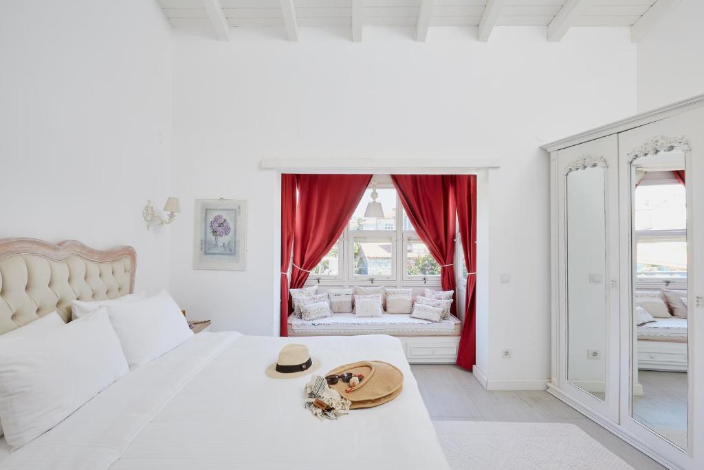 A bed or beds in a room at Alakapi Hotel & Villas