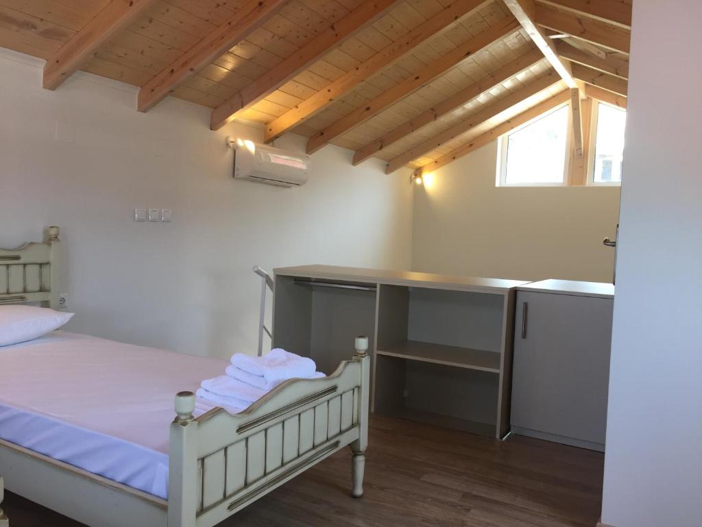 Łóżko lub łóżka w pokoju w obiekcie Aliki Boutique Hotel