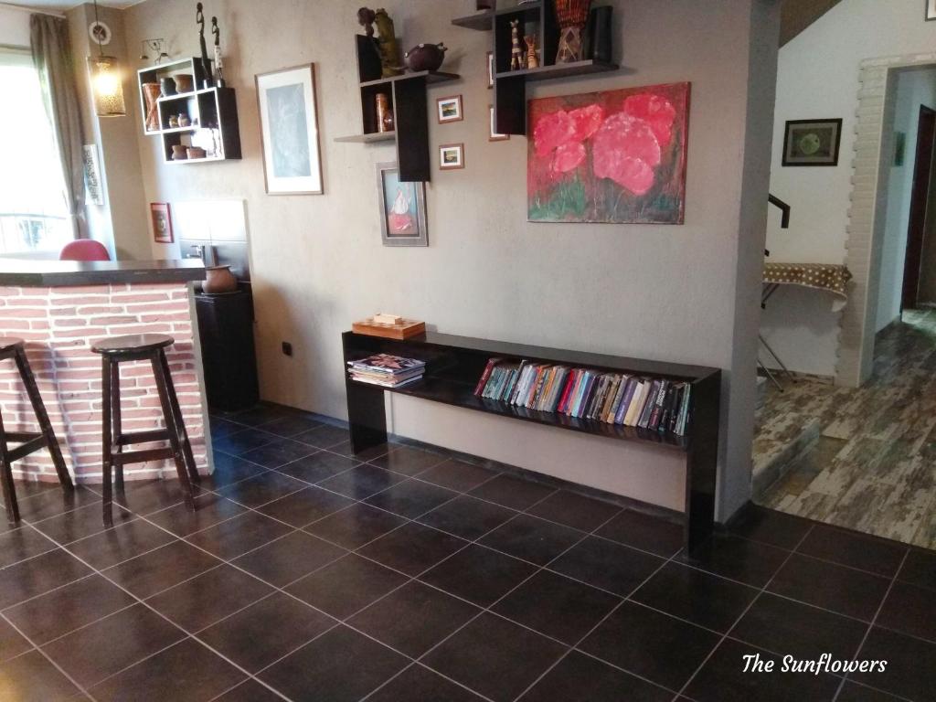 A seating area at Guest House Sunflowers