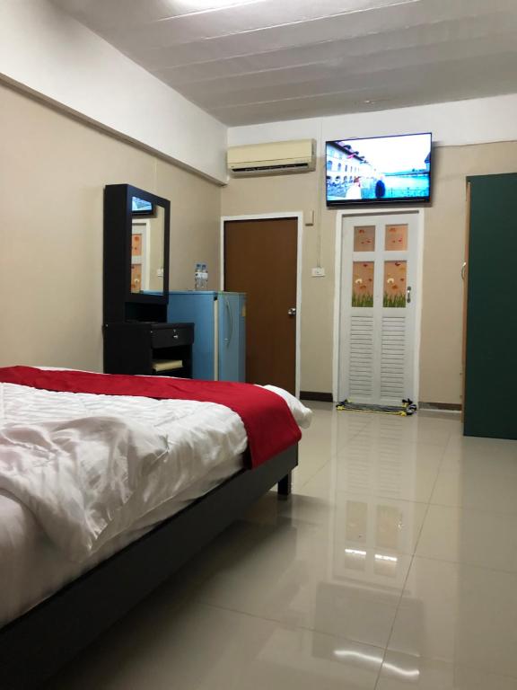 sypialnia z łóżkiem i telewizorem na ścianie w obiekcie Green place w mieście Ban Ko