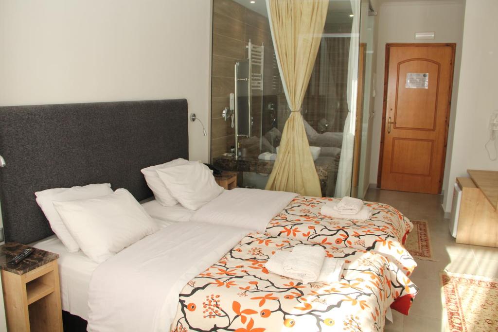 Postel nebo postele na pokoji v ubytování Alexiou Hotel