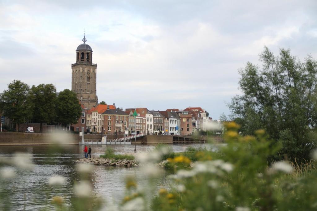Výhled na řeku, která protéká v blízkosti prázdninového areálu