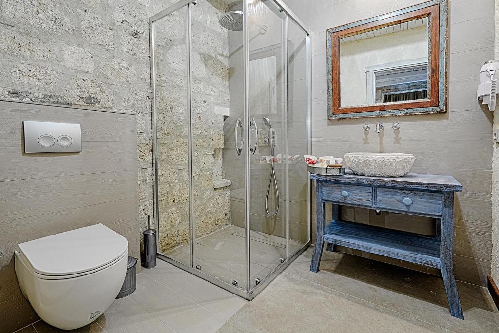 A bathroom at Alakapi Hotel & Villas