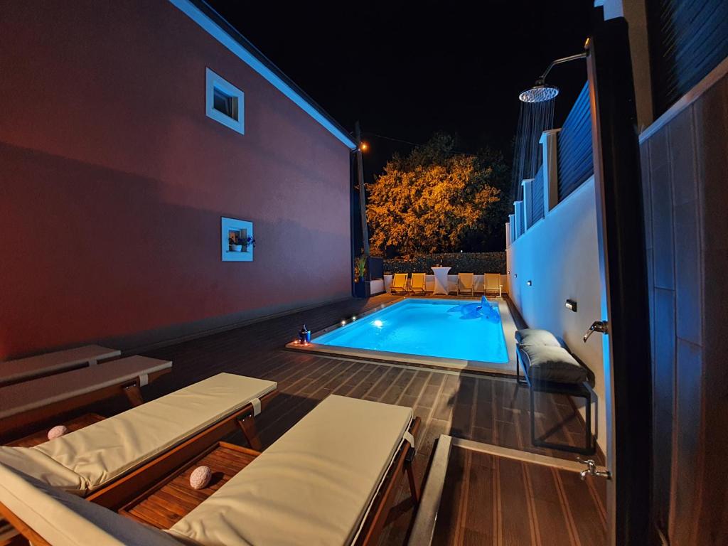Bazén v ubytovaní Villa with a heated Pool near Split with Magnificent View alebo v jeho blízkosti