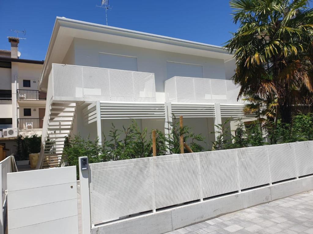 カオルレにあるVilla Serenaの家の前の白い柵