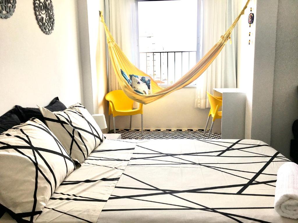 1 dormitorio con 1 cama con hamaca en Guest Apartment Ipanema, en Río de Janeiro