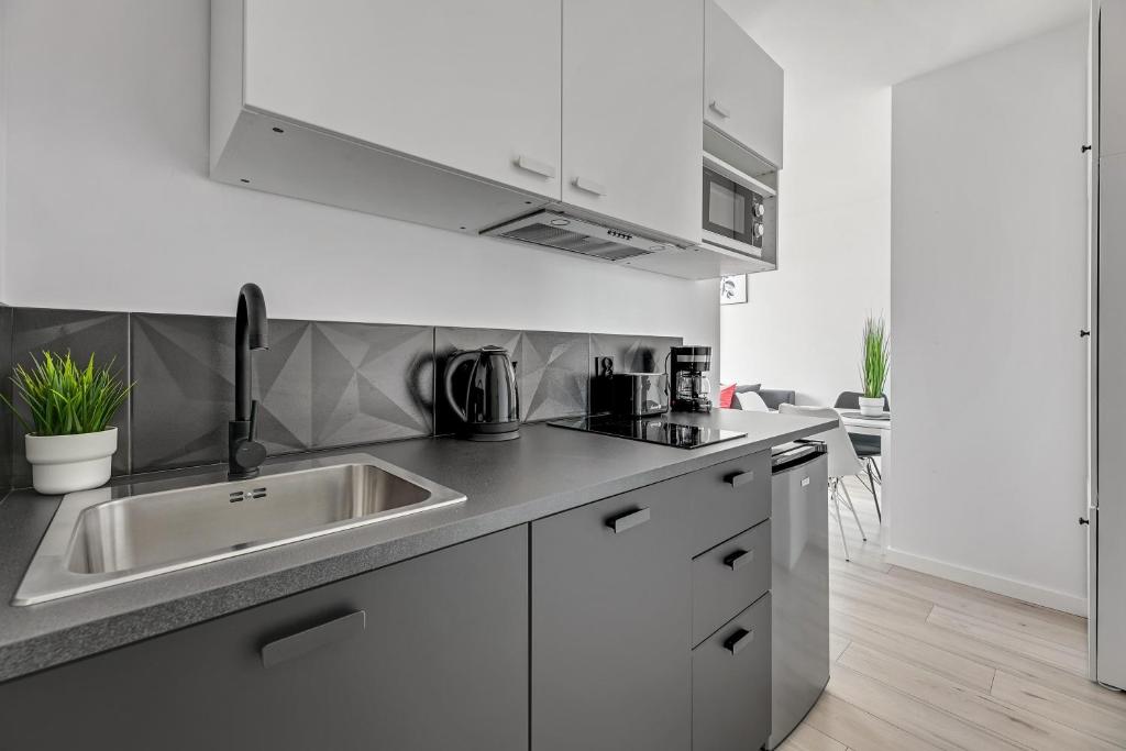 Kuchyňa alebo kuchynka v ubytovaní Apartamenty Świętej Barbary