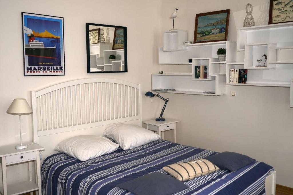 une chambre avec un lit avec deux oreillers dessus dans l'établissement Studio cosy idéalement situé et bien équipé, à Boulogne-sur-Mer