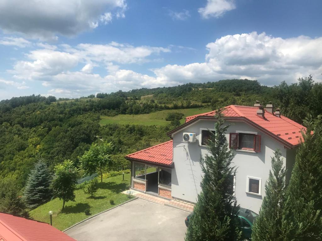 une vue aérienne sur une maison blanche avec un toit rouge dans l'établissement Kuća za odmor Magdalena&V, à Krapina