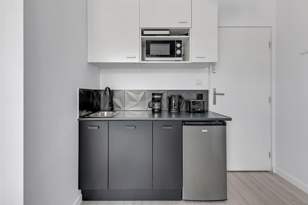 Kuchyňa alebo kuchynka v ubytovaní Apartamenty Świętej Barbary