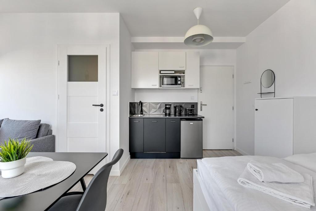 Kuchyňa alebo kuchynka v ubytovaní Apartamenty Świętej Barbary