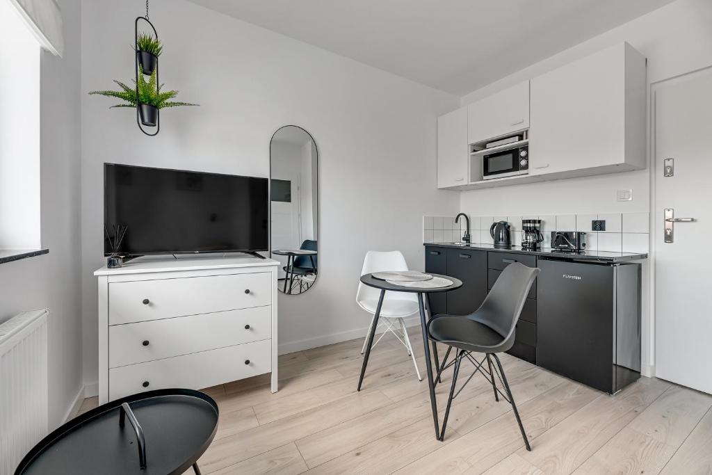 Kuchyňa alebo kuchynka v ubytovaní Apartamenty Świętej Barbary
