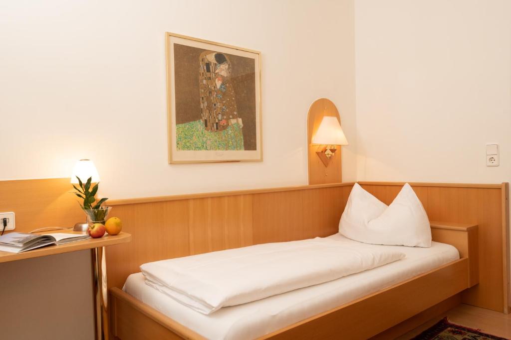 Postel nebo postele na pokoji v ubytování Hotel Liebetegger-Klagenfurt