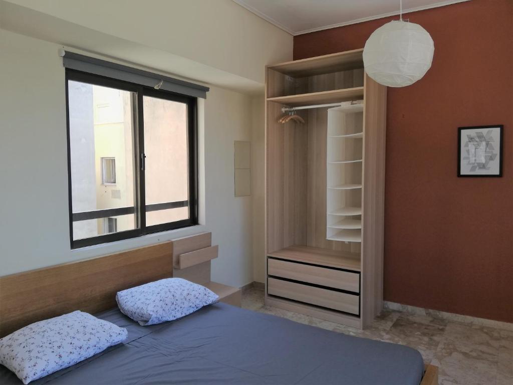 5th floor apartment with city view tesisinde bir odada yatak veya yataklar