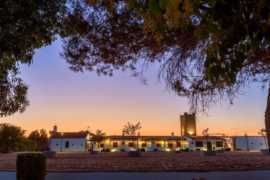 una vista exterior de un edificio al atardecer en Apartamentos Turísticos La Teja, en Arroyo del Ojanco