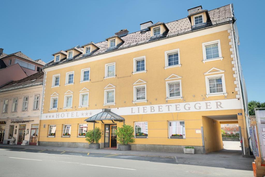 um grande edifício amarelo com as palavras salva-vidas em Hotel Liebetegger-Klagenfurt em Klagenfurt