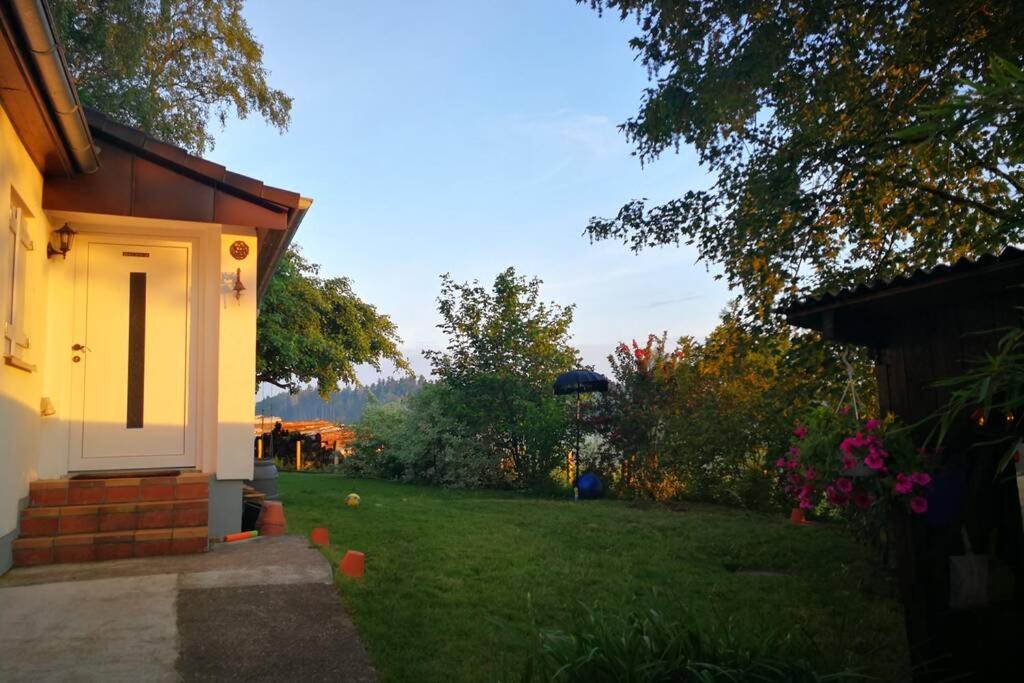 Afbeelding uit fotogalerij van Charmantes Ferienhäuschen zwischen München und Augsburg in Ried