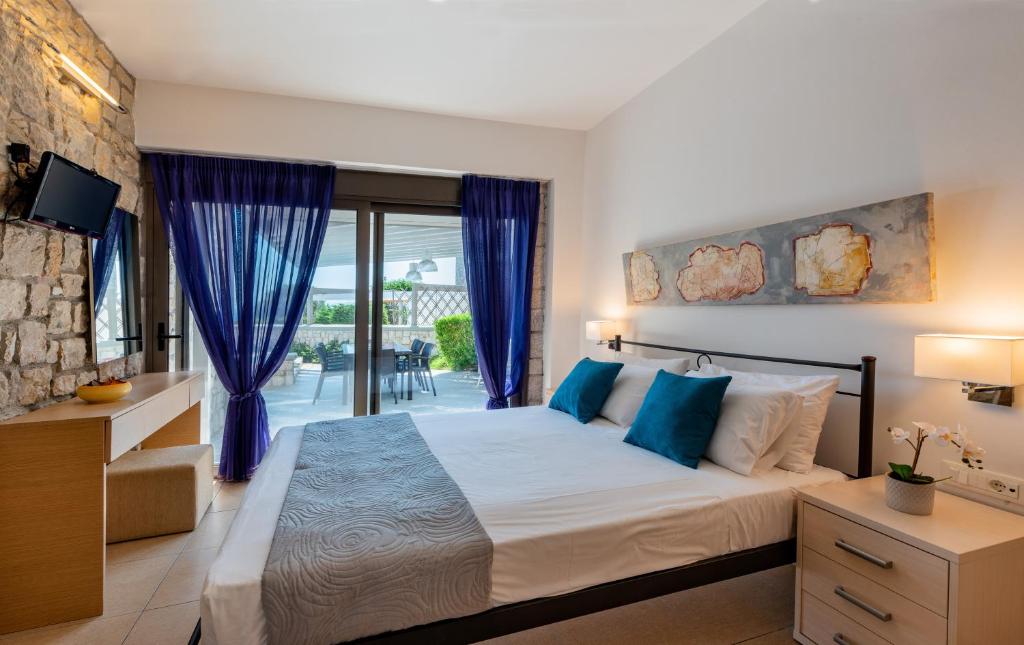 A bed or beds in a room at Villa CostaMare - enjoy lazy days on the private Pool-Jacuzzi