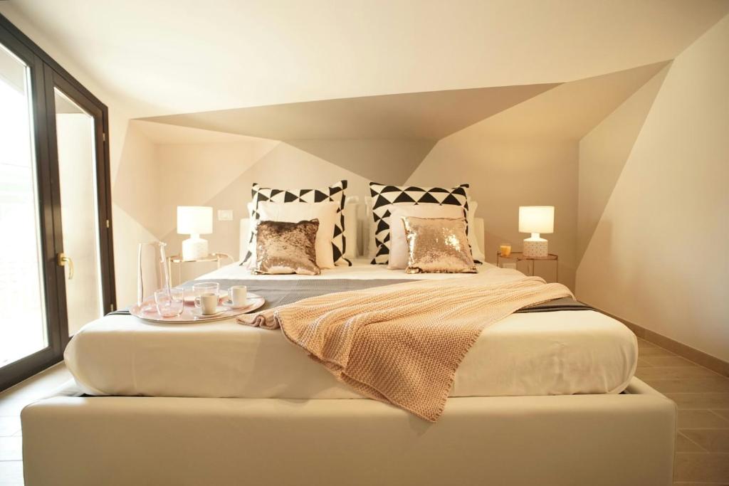 - une chambre avec un grand lit et 2 oreillers dans l'établissement Appartamento Sweet Rose, à Ispica